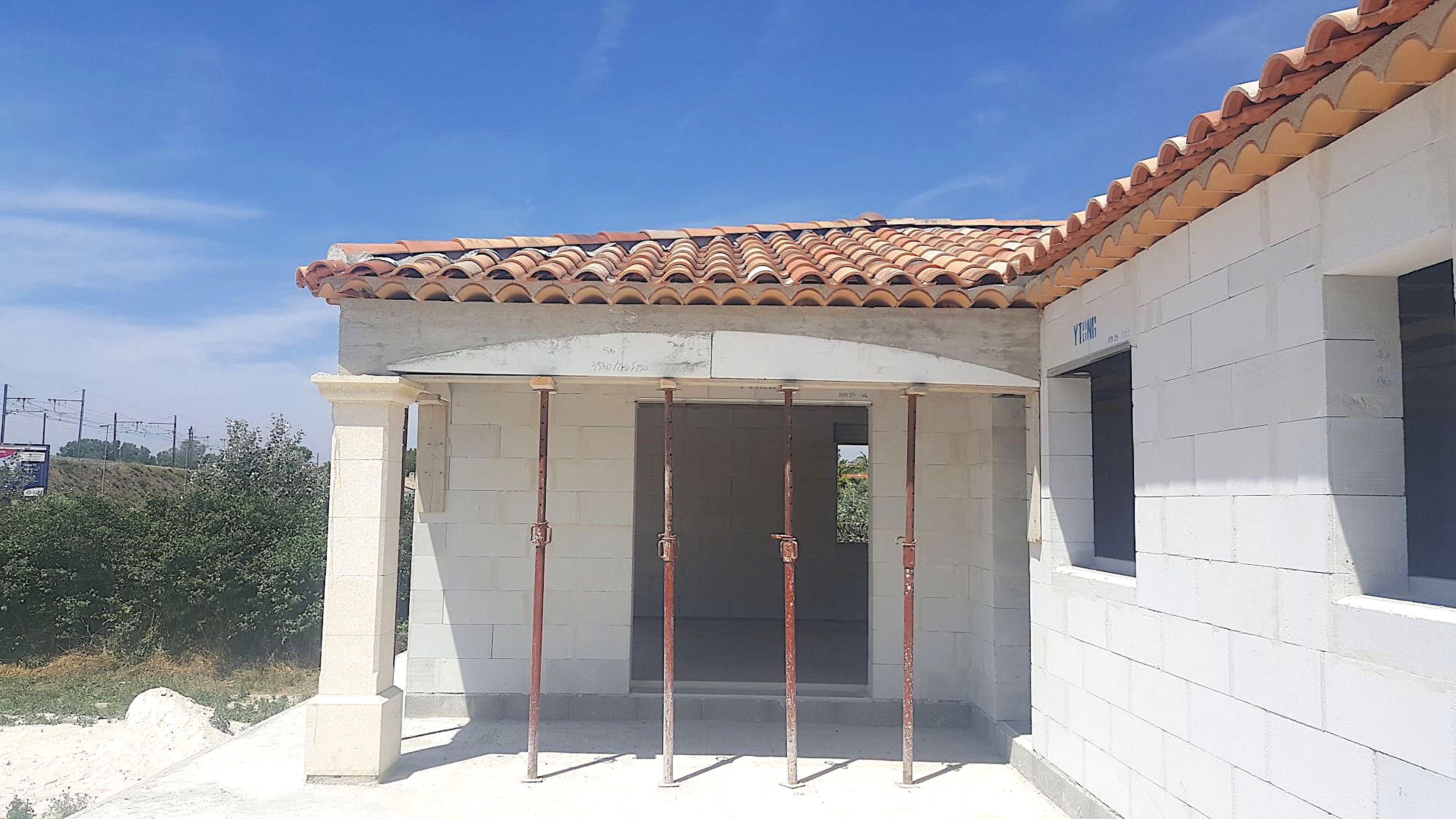Le béton cellulaire permet de construire selon les standards de la maison passive. Épais de 36,5 cm, les blocs utilisés, « monomur Thermopierre », affichent une résistance thermique R = 4,05 m2.K/W. © Villas azuréennes
